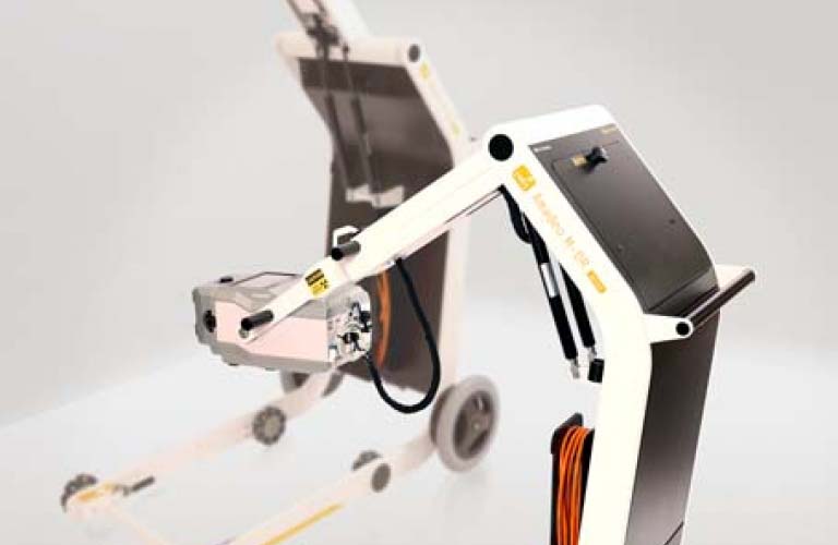 Röntgengerät (mini / outdoor) ermöglicht digitales Röntgen von Extremitäten und allen Körperstammaufnahmen wie Thorax, Wirbelsäule, Abdomen, Becken