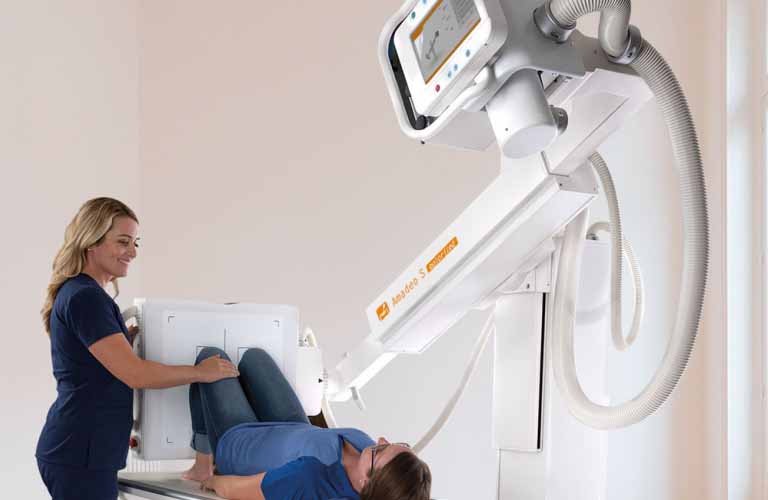 Swivel bracket X-ray machine for X-ray images of sitting, standing and lying patients