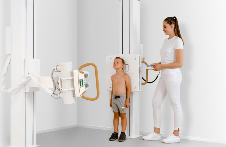 Das Amadeo T-DR ist ein Röntgensystem, welches speziell zur Erstellung von Thorax- und Lungenaufnahmen entwickelt wurde.
