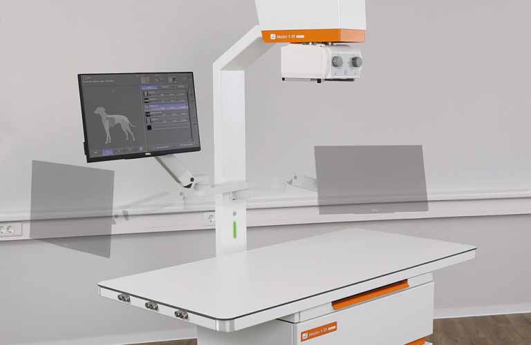 Tiltable monitor (180°) for convenient operation of the X-ray software