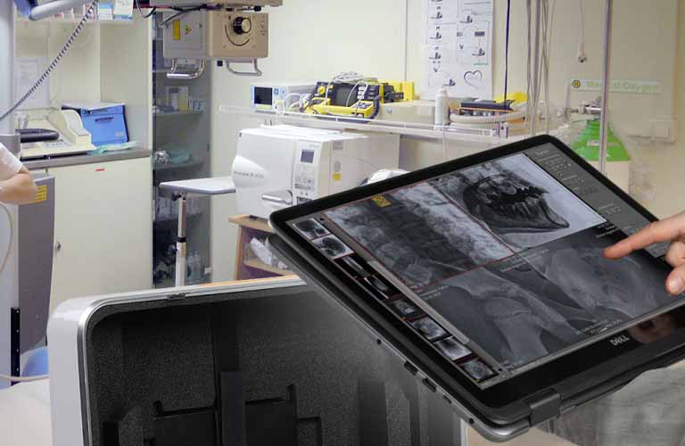 Leichte Entnahme des 17 Zoll-Laptop aus der Haltevorrichtung des Koffers  – Laptop kann in eine ergonomisch sinnvolle Arbeitsposition gebracht oder als Tablet zu Präsentationszwecken genutzt werden